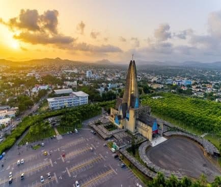 Vista aérea de la Basílica de Higüey y la ciudad al atardecer