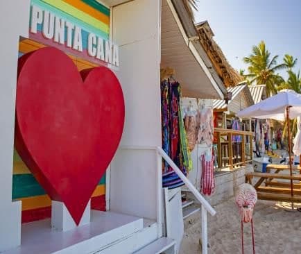 Corazón rojo gigante bajo un letrero de Punta Cana